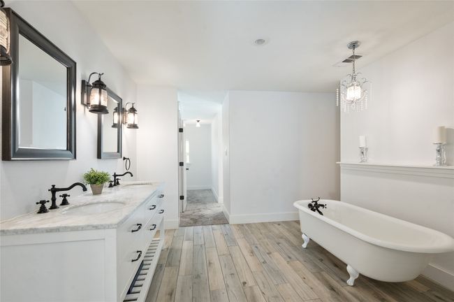 Beautiful updated ensuite primary bathroom | Image 19