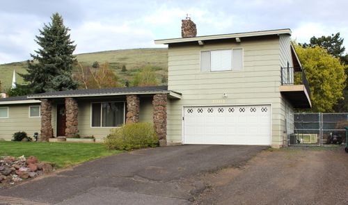 2003 Carlson Dr, Klamath Falls, OR, 97603-5230 | Card Image