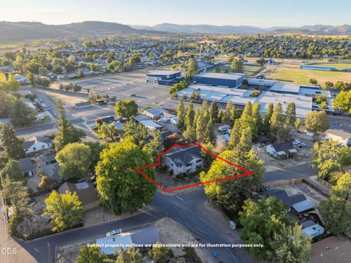 162 Napa St, Eagle Point, OR, 97524-6653 | Card Image