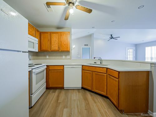 95-8208 Chesapeake Cir, Walled Lake, MI, 48390-5903 | Card Image