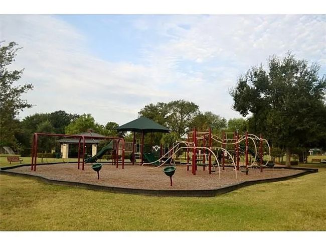 Community play area with a lawn | Image 22