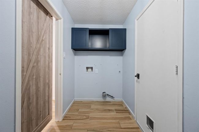 Utility room across from the pantry | Image 15