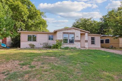 Ranch-style house featuring a front lawn | Image 2