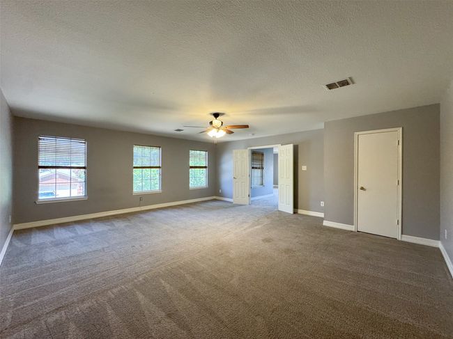 Large Living Area with Closet | Image 19
