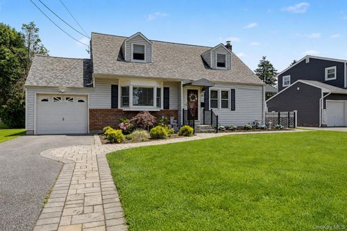 18 Heath Ln, E Northport, NY, 11731-1913 | Card Image