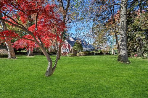 12 School House Ln, Great Neck, NY, 11020-1321 | Card Image
