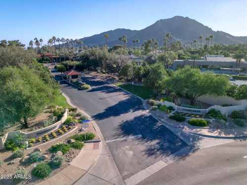 6330 E Huntress Dr, Paradise Valley, AZ, 85253-4297 | Card Image