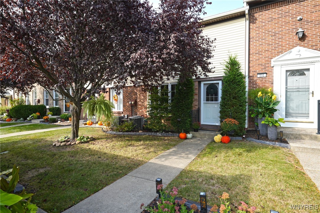 Stepping Stone Ln, Orchard Park, NY 14127