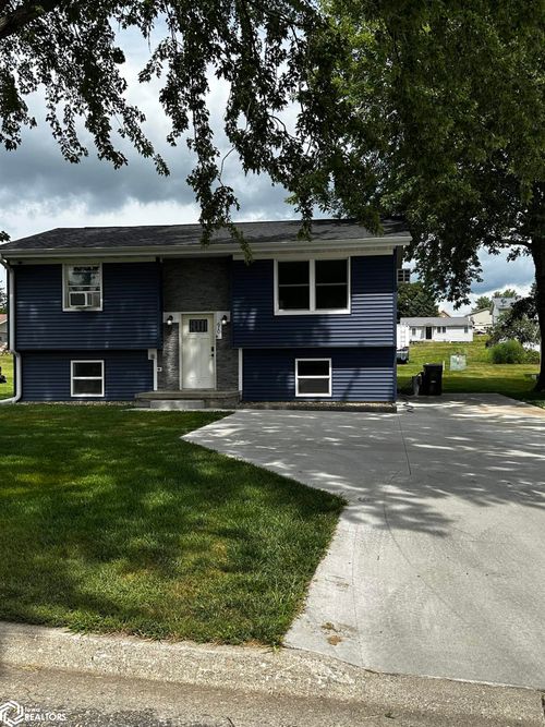 610 E Pershing Dr, Brooklyn, IA, 52211-9220 | Card Image