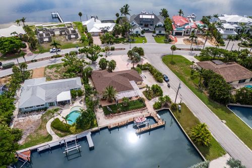 646 Key Royale Dr, HOLMES BEACH, FL, 34217-1242 | Card Image