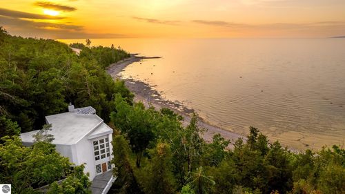 7857 9 Mile Point Dr, Charlevoix, MI, 49720-9129 | Card Image