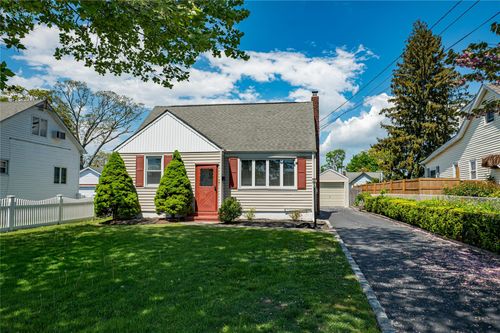 27 Spruce St, Islip, NY, 11751-3009 | Card Image