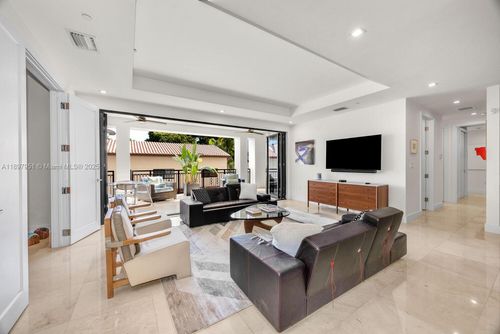 unit-207-718 Valencia Ave, Coral Gables, FL, 33134-5651 | Card Image