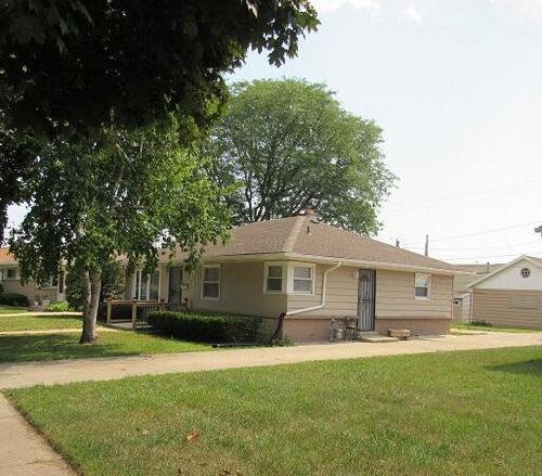 7719 W Fiebrantz Ave, Milwaukee, WI, 53222-2018 | Card Image