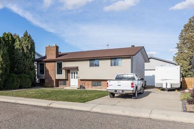 37 Hewitt Crt Ne, House detached with 5 bedrooms, 2 bathrooms and 5 parking in Medicine Hat AB | Image 1