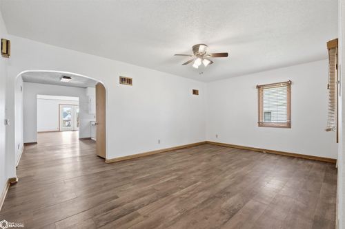 1102 Siegel St, Tama, IA, 52339-1522 | Card Image