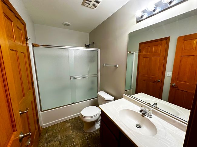 Upstairs Full Bathroom | Image 9