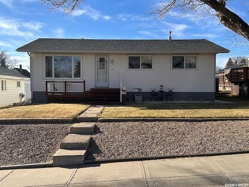 240 8th Ave Nw, Swift Current, SK, S9H0Z8 | Card Image
