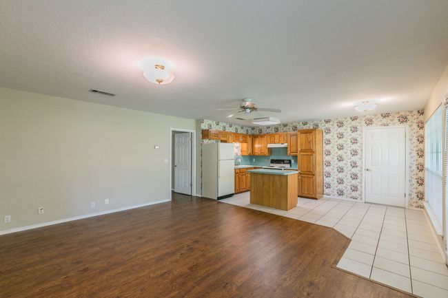 Apartment Living and Kitchen | Image 29