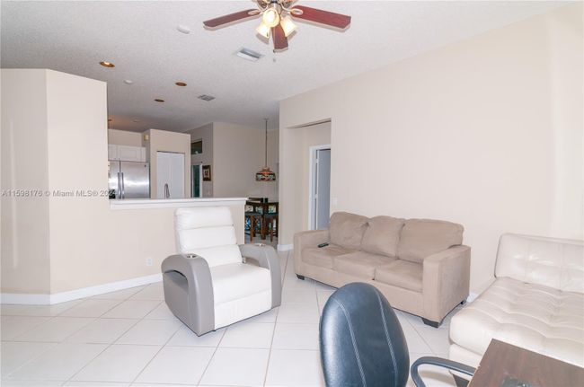 885 - 885 Tanglewood Cir, House other with 3 bedrooms, 2 bathrooms and null parking in Weston FL | Image 15