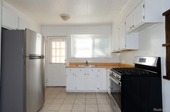 44 W End - Kitchen | Image 10