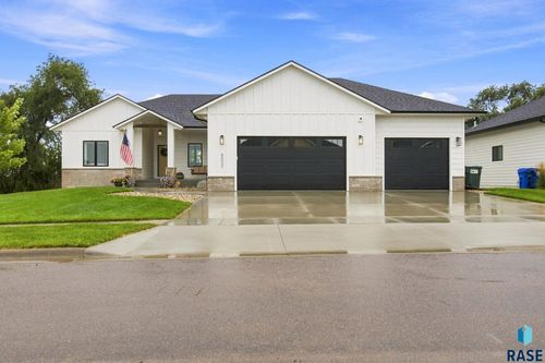 8032 E Norway Pine Trl, Sioux Falls, SD, 57110-4047 | Card Image