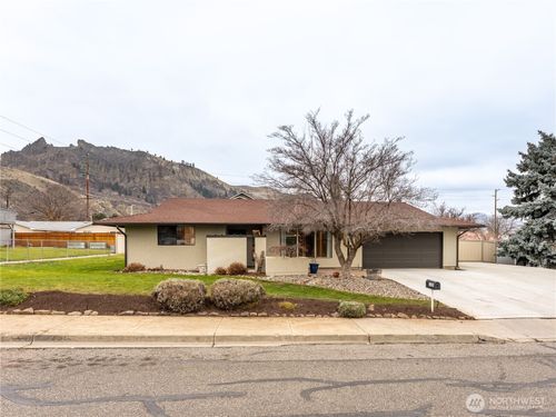 1320 Wedgewood Ave, Wenatchee, WA, 98801-3355 | Card Image