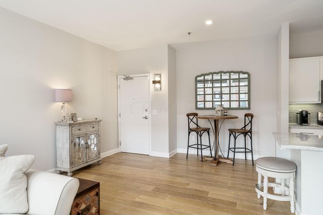 entry and eating space | Image 4