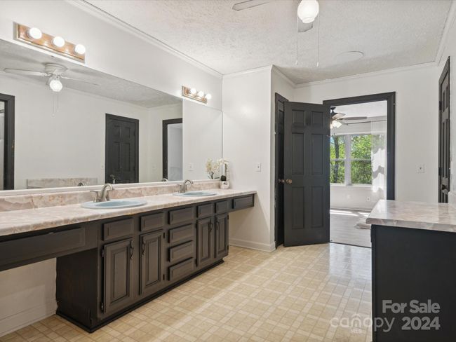 UPSTAIRS CONNECTING BATHROOM | Image 28