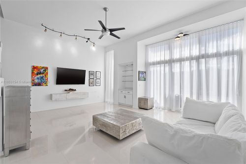 7-3936 Ne 168th St, North Miami Beach, FL, 33160-3561 | Card Image