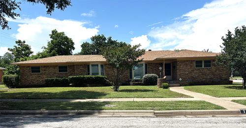 105 Lindenwood Dr, Lancaster, TX, 75134-3223 | Card Image