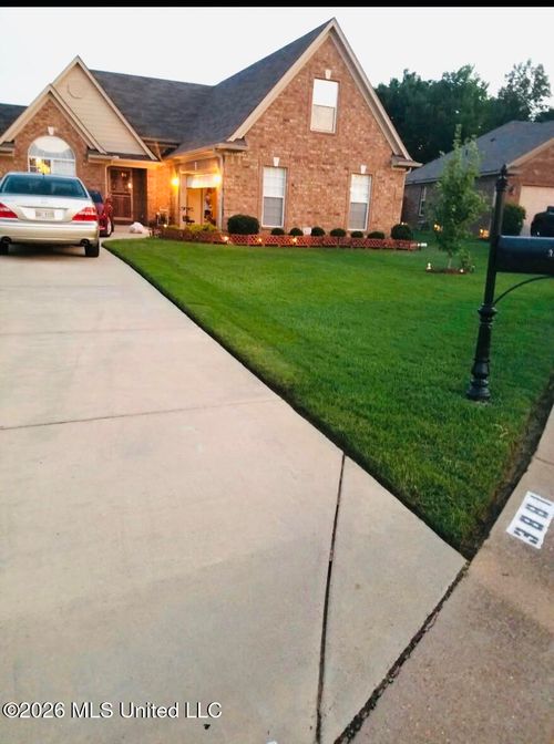 3881 Farm Pond Cv W, Southaven, MS, 38671-7070 | Card Image