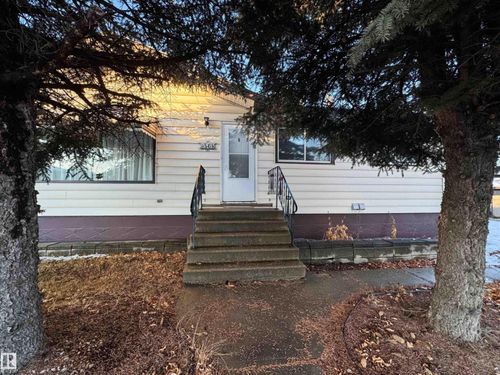 {{alt}} | Card Image