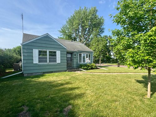 402 E Walnut St, Redwood Falls, MN, 56283-1161 | Card Image