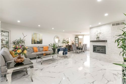 9520 Via Tivoli, Burbank, CA, 91504-1238 | Card Image