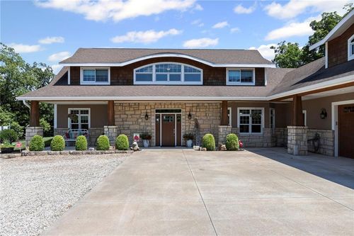 18511 224th St, Tonganoxie, KS, 66086-7504 | Card Image