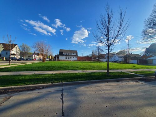 3897-38853897 N Port Washington Rd, Milwaukee, WI, 53212-1180 | Card Image