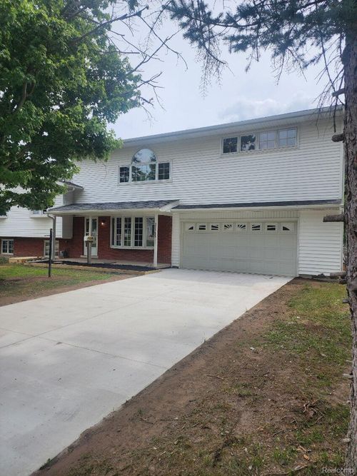 33195 Swallow Dr, Rockwood, MI, 48173-1136 | Card Image