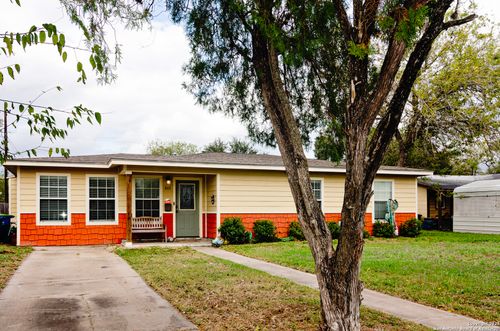 805 E Anderson St, Beeville, TX, 78102-6003 | Card Image