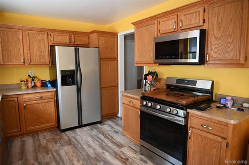 8826 Mikado Dr, Newport, MI, 48166-7823 | Card Image