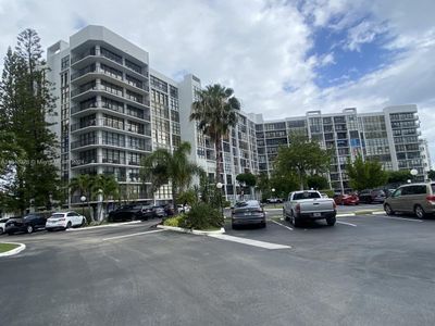 208 - 800 Parkview Dr, Condo with 2 bedrooms, 2 bathrooms and null parking in Hallandale Beach FL | Image 3