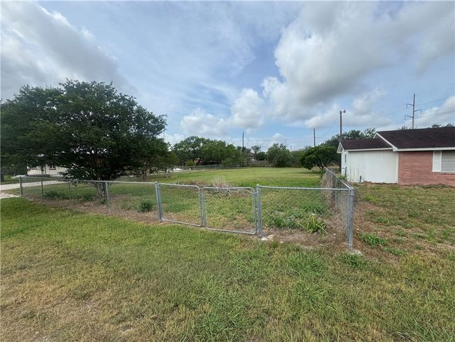 303 E Soyars Ave, House other with 3 bedrooms, 2 bathrooms and 4 parking in Orange Grove TX | Image 4