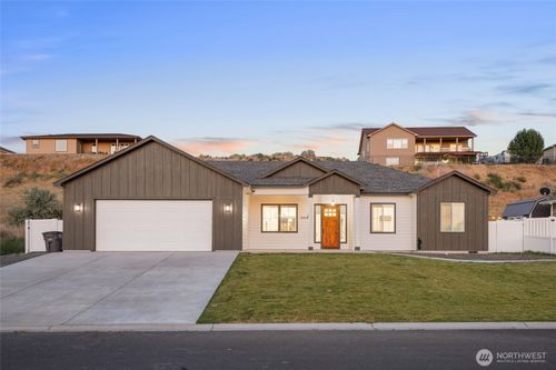 351 Stacy Dr Se, Moses Lake, WA, 98837-6104 | Card Image