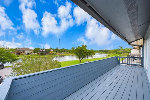 2117 Casa Rio Cir, Dickinson, TX, 77539-6724 | Card Image