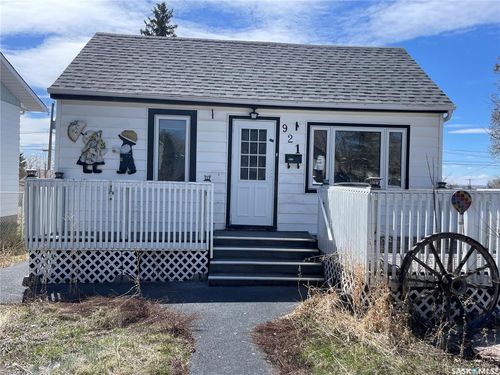 921 Ominica St E, Moose Jaw, SK, S6H0J1 | Card Image