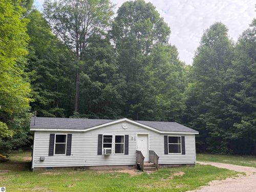 129 Pine Crest Ln, Beulah, MI, 49617 | Card Image