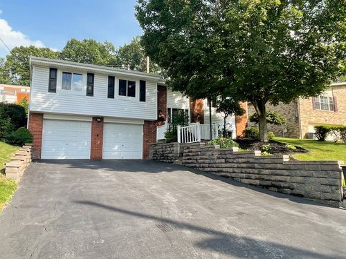 389 Tara Dr, Pleasant Hills, PA, 15236-4318 | Card Image