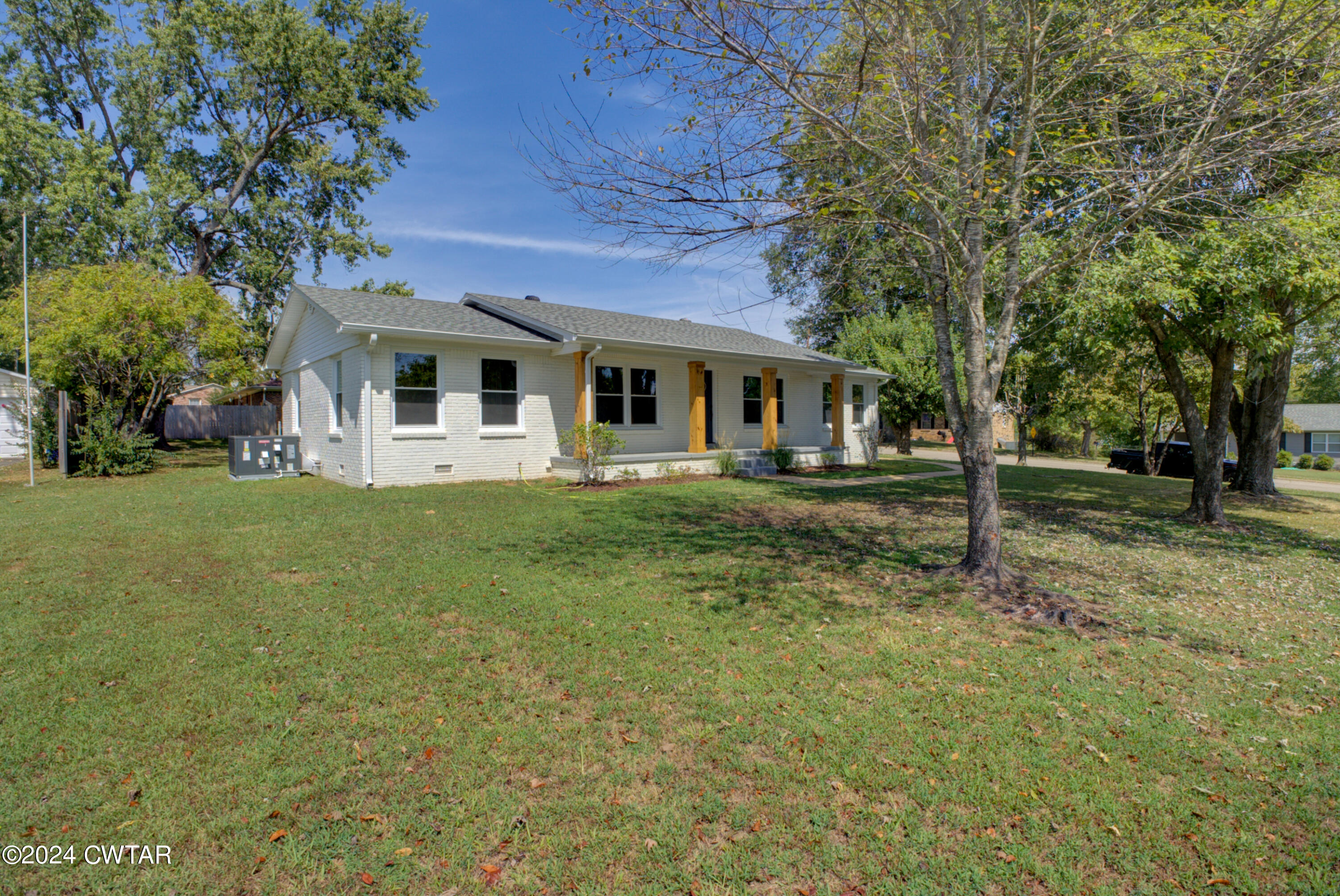 Helms St, Lexington, TN 38351