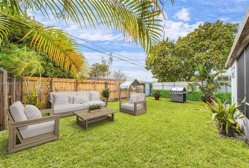 0-27 Suffolk Ave, Hialeah, FL, 33010-5035 | Card Image