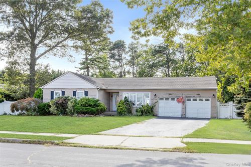 20 Westminster Dr, Bohemia, NY, 11716-3969 | Card Image